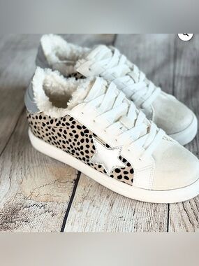 🎉SALE🎉🆕🤎LETS SEE STYLE: Cheetah Star Sneakers SIZE 9